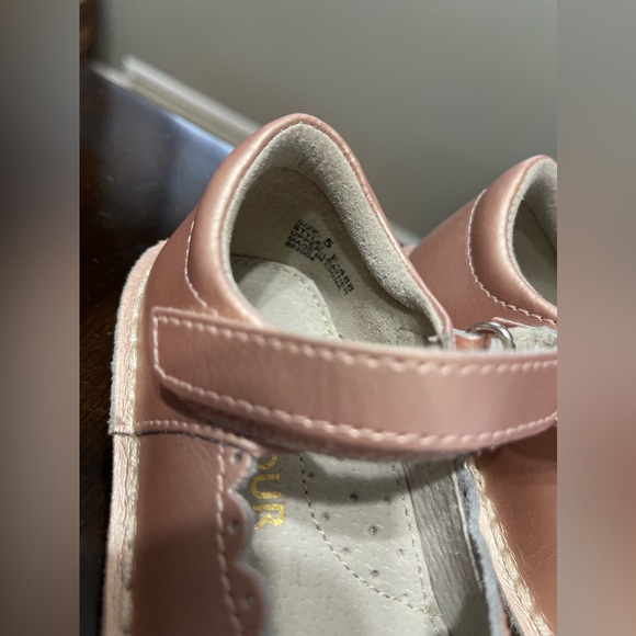 L’AMOUR Online Exclusive - Caitlin Pink Gold Scalloped Mary Jane - Picture 8 of 14